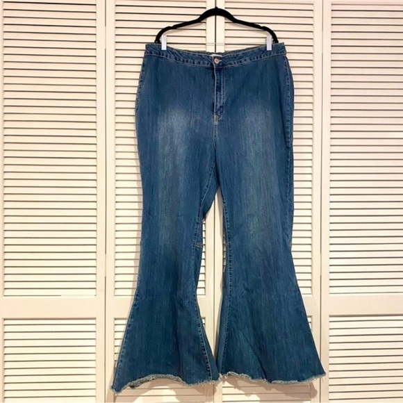 Forever 21 Flared Jeans - Picture 2 of 5
